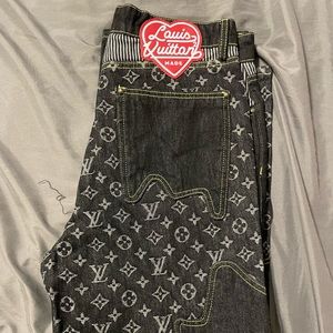 Mens size 34. Never worn because its small for me. Can be shipped or pick up